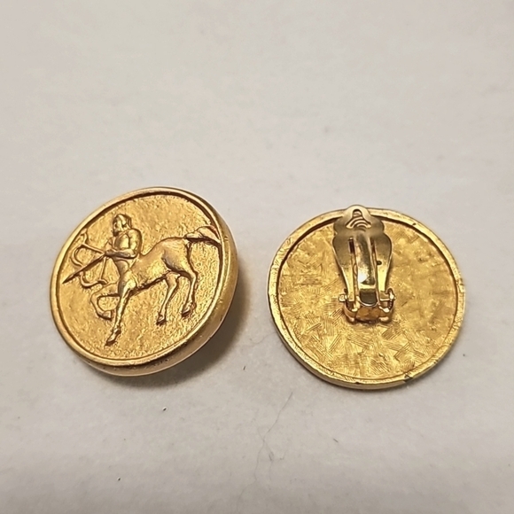 Vintage large in matte gold tone centaur medallion clip on earrings - Picture 3 of 3
